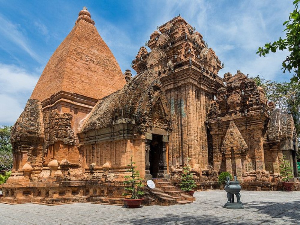 HÀ NỘI - QUY NHƠN - TUY HOÀ - MIỀN ĐẤT HOA VÀNG TRÊN CỎ XANH